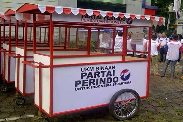 Warga Wonodadi Terima Bantuan Gerobak Perindo