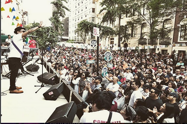 Glenn Fredly Mempesona di Indonesian Street Festival 2017