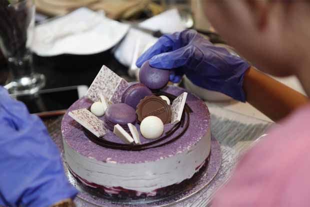 Bernostalgia dengan Blueberry Bloom Cake & Chocolate Croissant