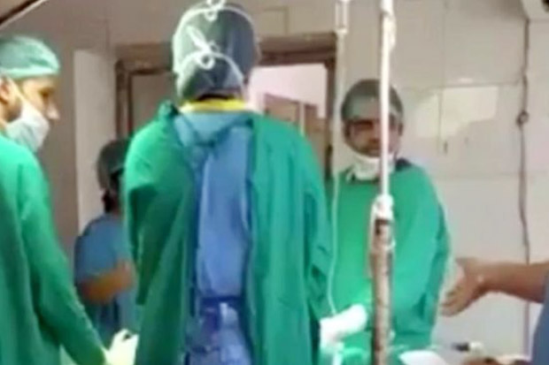 Video Dokter Sibuk Berdebat Saat Operasi Caesar Viral di India