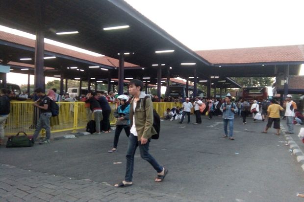 Ribuan Penumpang Memadati Terminal Purabaya