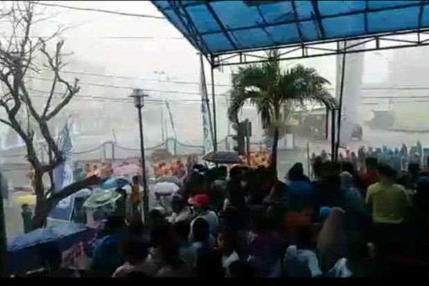 Karnaval FisCo Manado Diguyur Hujan Lebat, Penonton Berhamburan