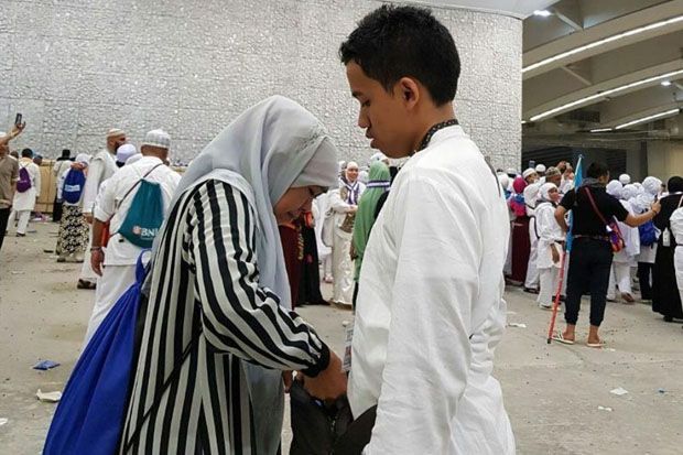 Bersama Anak Bungsunya, Mensos Tunaikan Ibadah Haji