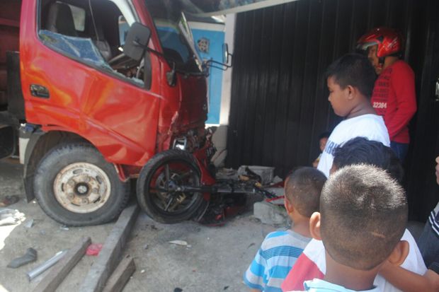 Truk Bermuatan Aspal Hantam Motor dan Mobil di Ambon