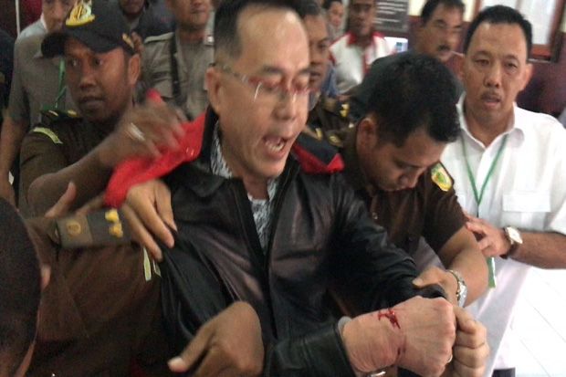 Jalani Sidang Dakwaan di PN Surabaya, Tangan Bos Pasar Turi Terluka