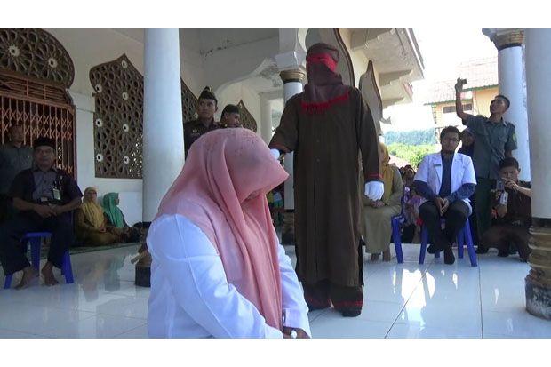 Bermesraan dengan Pria Bukan Muhrim, Wanita Aceh Ini Dicambuk 25 Kali