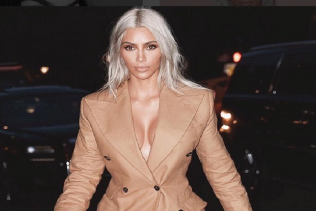 Kim Kardashian Tampil Heboh dengan Busana Nyentrik