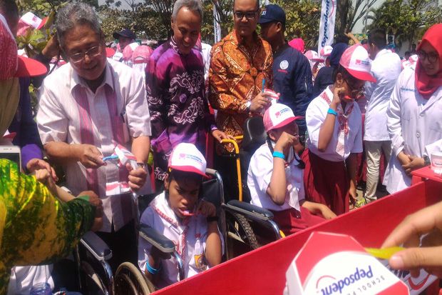 Serunya Pelajar Difabel Sikat Gigi Massal di Semarang