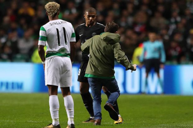 Bantu PSG Raih Angka Penuh, Mbappe Nyaris Diserang Fans Celtic