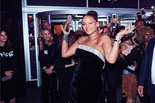 Rihanna Pamer Berlian di Acara Amal