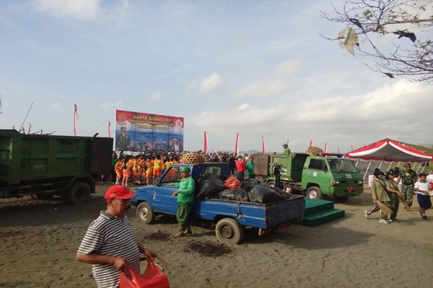 Ratusan Anggota TNI-Polri Bersihkan Sampah di Pantai Biaung Bali