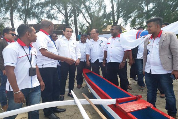 Partai Perindo Berikan Bantuan Perahu kepada Nelayan di Jayapura