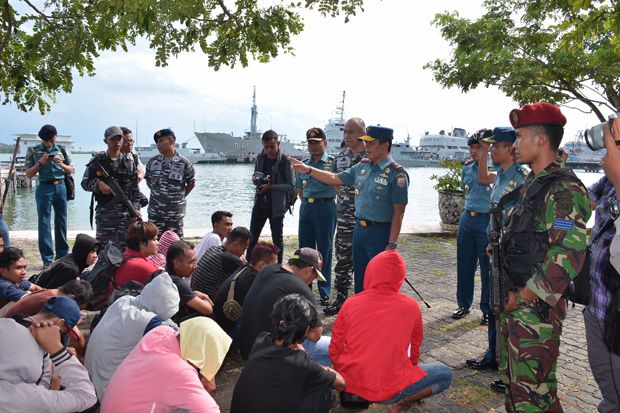 TNI AL Tangkap 27 TKI Ilegal saat Melintas di Perairan Kawal