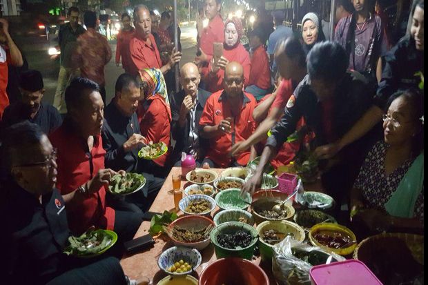 Usai Konsolidasi, Hasto Traktir Ratusan Kader Makan Nasi Jamblang