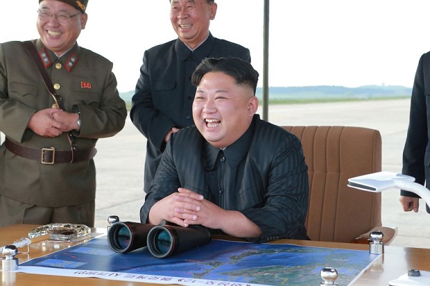 Kim Jong-un Tertawa saat Rudal Korut Terbang di Atas Jepang
