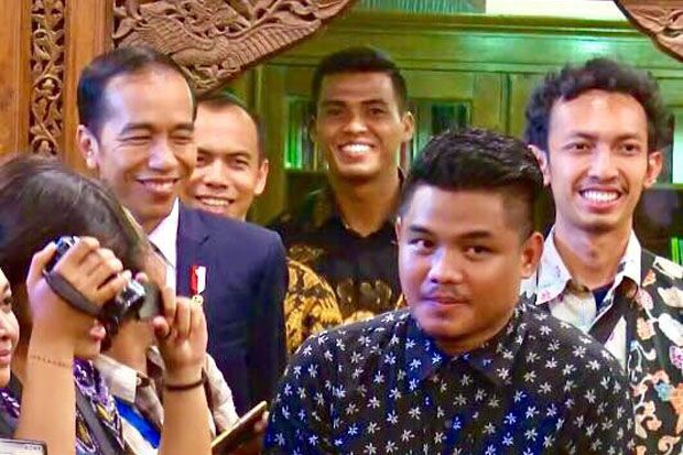 Saat Presiden Jokowi Menyaksikan Jubir Keluarga Berbicara