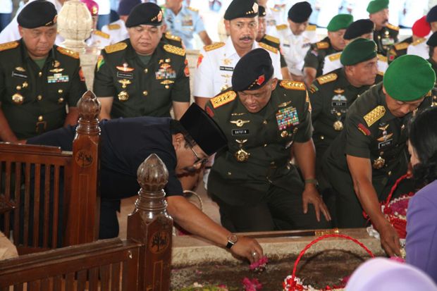 Panglima TNI  Ziarah ke  Makam  Bung Karno dan Gus Dur