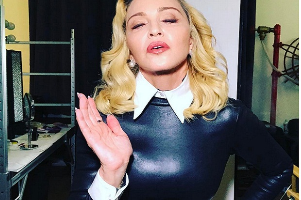 Masa Lalu Buat Madonna Ingin Adopsi Lebih Banyak Anak