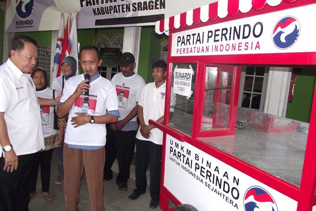 Pedagang Kecil di Sragen Sumringah dapat Gerobak dari Partai Perindo