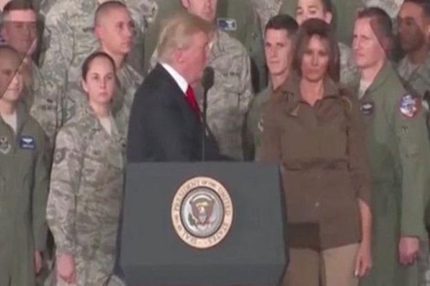 Trump dan Ibu Negara AS Salaman Canggung di Acara Militer