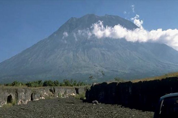 BNPB: Gunung Agung Belum Keluarkan Abu Vulkanik