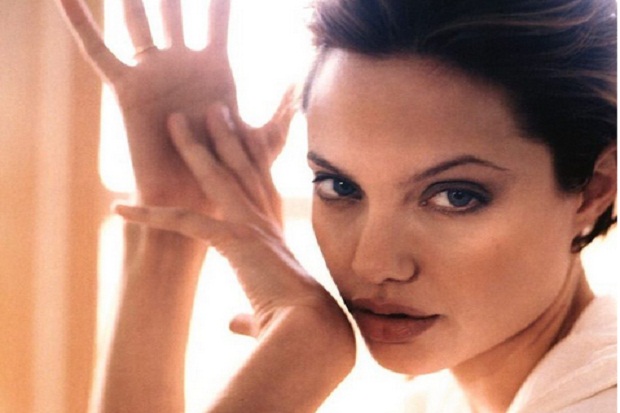 Angelina Jolie Kembali Pakai Cincin Kawin Brad Pitt