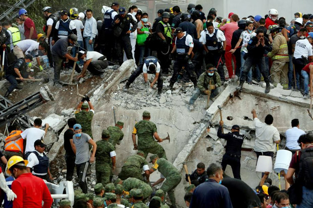 Ratusan Relawan Bantu Tim Penyelamat Cari Korban Gempa Meksiko