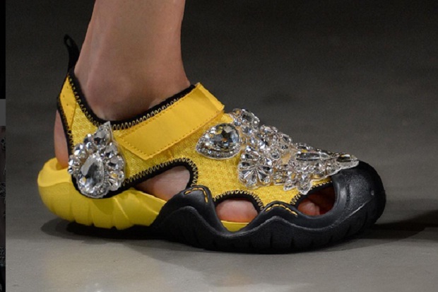 London Fashion Week Hadirkan Sepatu Crocs Bertabur Kristal