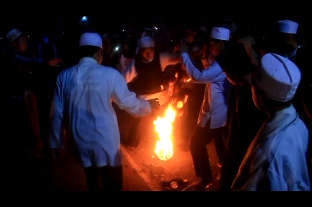 Sambut Tahun Baru Islam, Santri di Cirebon Asyik Main Bola Api