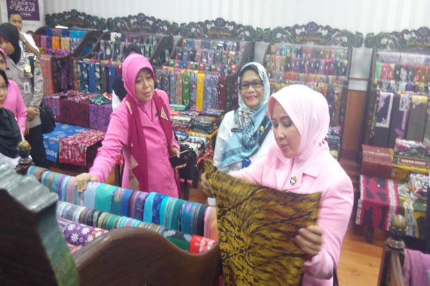 Kunjungi Dekranasda Jatim, Ibu Kapolri Ajak Warga Cintai Produk Lokal