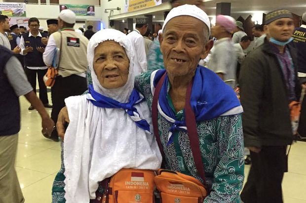 Pulang dari Tanah Suci, Kakek-Nenek Ini Semakin Romantis