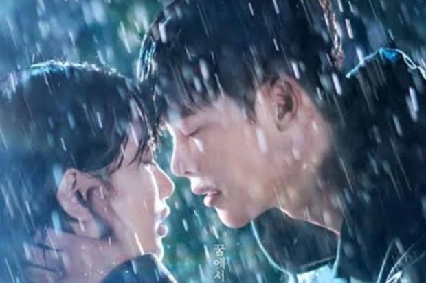 Romatis, Suzy Bae & Lee Jong Suk Berciuman di Bawah Hujan