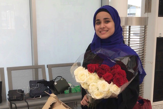 Sukarelawan Arab Cantik Sambangi Jamaah Haji Indonesia