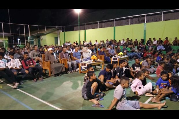 Ratusan Warga Nobar Film G30S PKI di Lapangan Tenis
