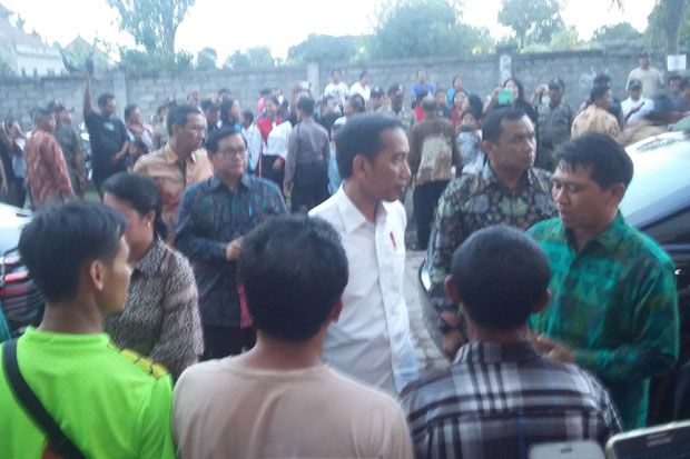 Jokowi Kunjungi Pengungsi Gunung Agung di Klungkung
