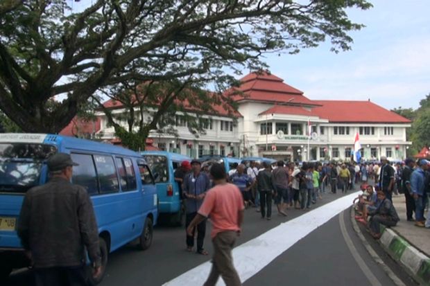 Tolak Angkutan Online, Sopir Angkot Demo di Balai Kota Malang