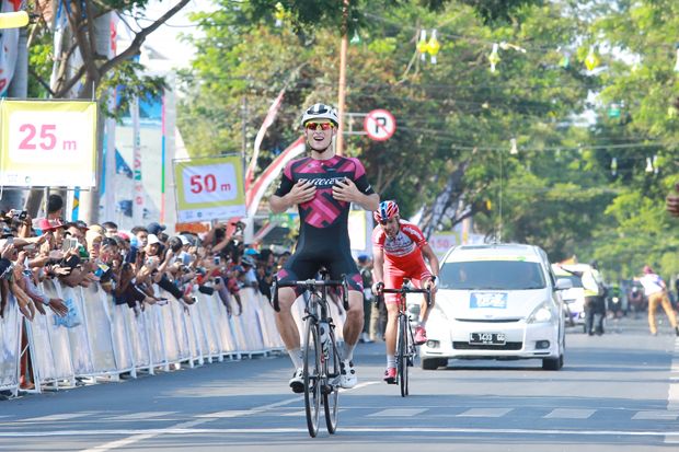 Etape Kedua ITdBI 2017 Dikuasai Pembalap-Pembalap Asing