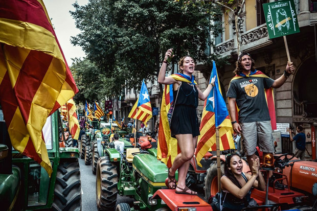 Tuntut Referendum, Ratusan Traktor Banjiri Jalan Barcelona