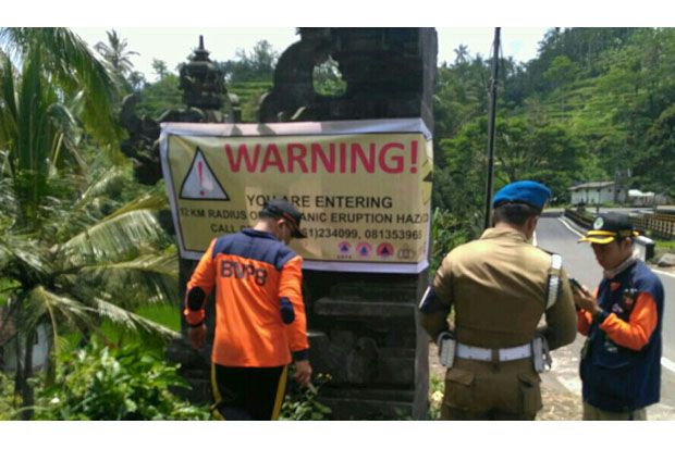 BNPB Pasang Rambu Peringatan Bahaya Gunung Agung di 54 Titik