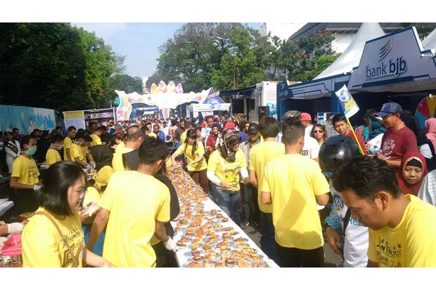 Ribuan Potong Martabak Ludes Diserbu Pengunjung Gedung Sate Festival