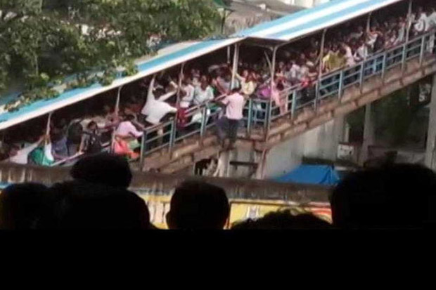 Puluhan Tewas Terinjak-injak Saat Berteduh di Jembatan Stasiun Mumbai
