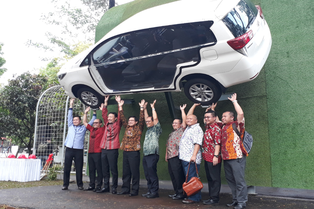 Toyota  Innova Tergantung Di Taman Lalu Lintas Bandung