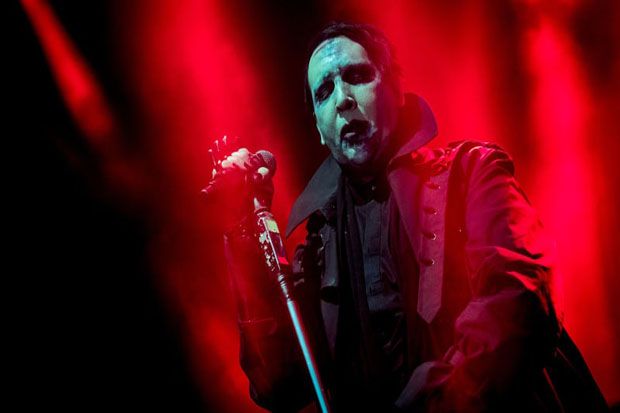 Tertimpa Pistol Raksasa, Marilyn Manson Dilarikan ke Rumah Sakit