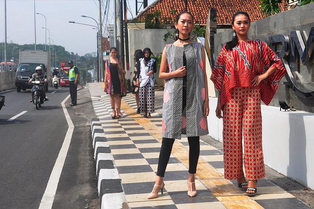 Hari Batik, Denok-Kenang Berlenggak-lenggok di Pedestrian