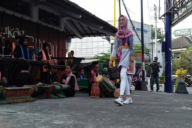 Hari Batik, Pelajar SMPN 1 Bantul Gelar Fashion Show di Jalanan