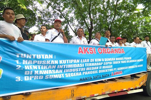 Puluhan Sopir Truk Demo Desak Pungli PT KIM Dihapuskan
