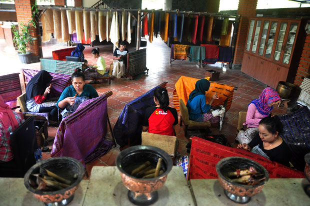 PNS Jadi Pelopor Masyarakat Gemar Mengenakan Busana Batik