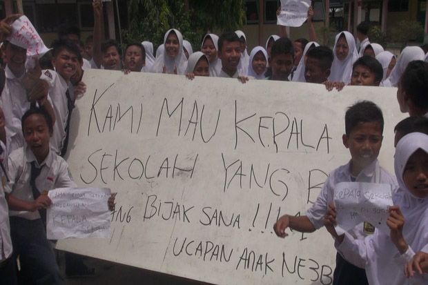 Tuntut Kepala Sekolah Mundur, Ratusan Pelajar SMP Demo