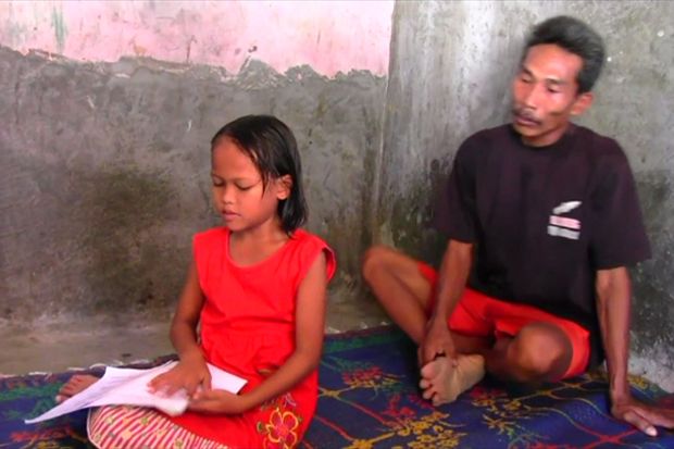 Kisah Sedih Rahmawati, Bocah Cirebon yang Terlahir Tanpa Anus