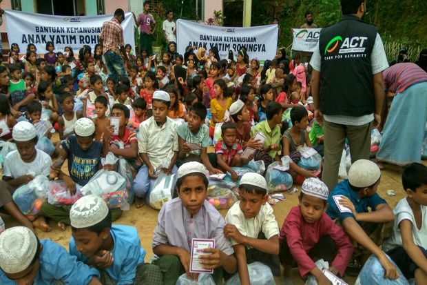 Kado Istimewa dari Indonesia Bikin Anak-anak Rohingya Tersenyum